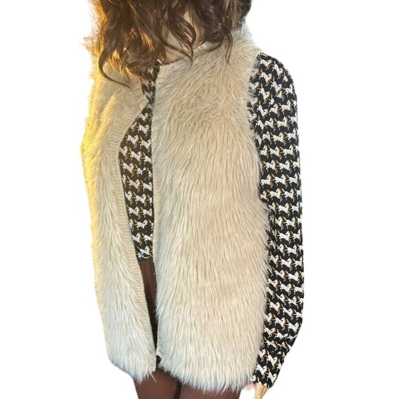 (5 for $25) Xhilaration Shaggy Sweater Vest in Cream Size Small - Picture 3 of 5